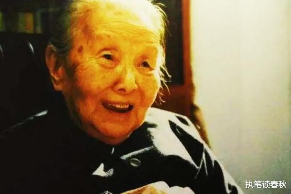 冰心去世13年后,孙子在其墓碑上用红油漆写:教子无方,枉为人表