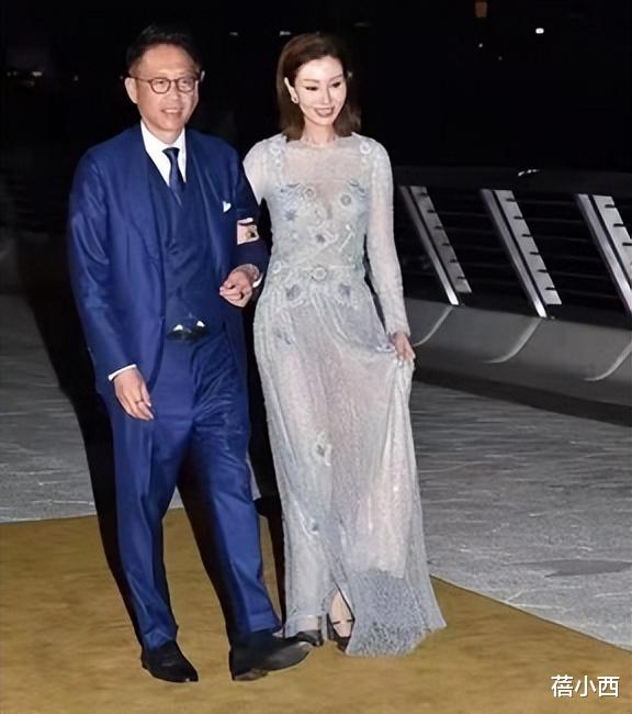 李嘉欣|李嘉欣才是真阔太！穿蕾丝透视长裙好优雅，骨子里的贵气装不出来