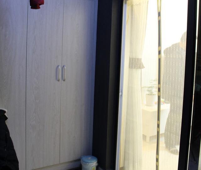 新房不封阳台只刷大白墙,朋友看后都说头一次见防盗窗这么装的!