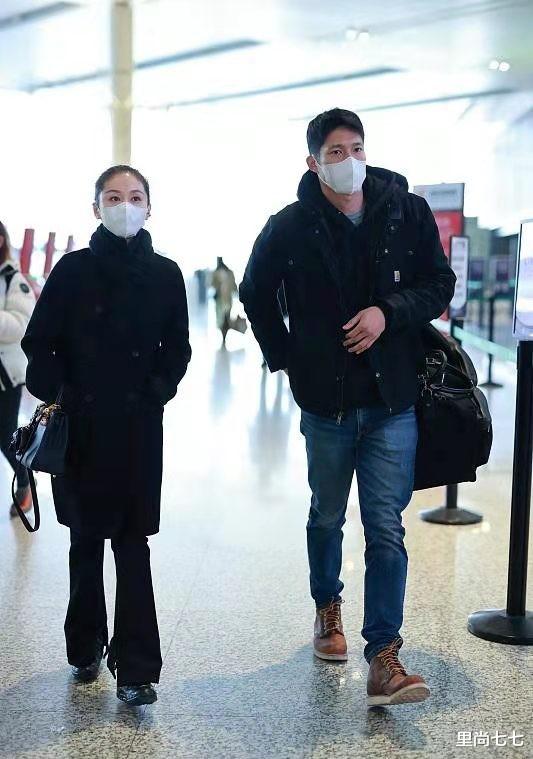 王子文|王子文首次带男友走机场，黑大衣尼姑头穿成他妈妈，母子感太强烈