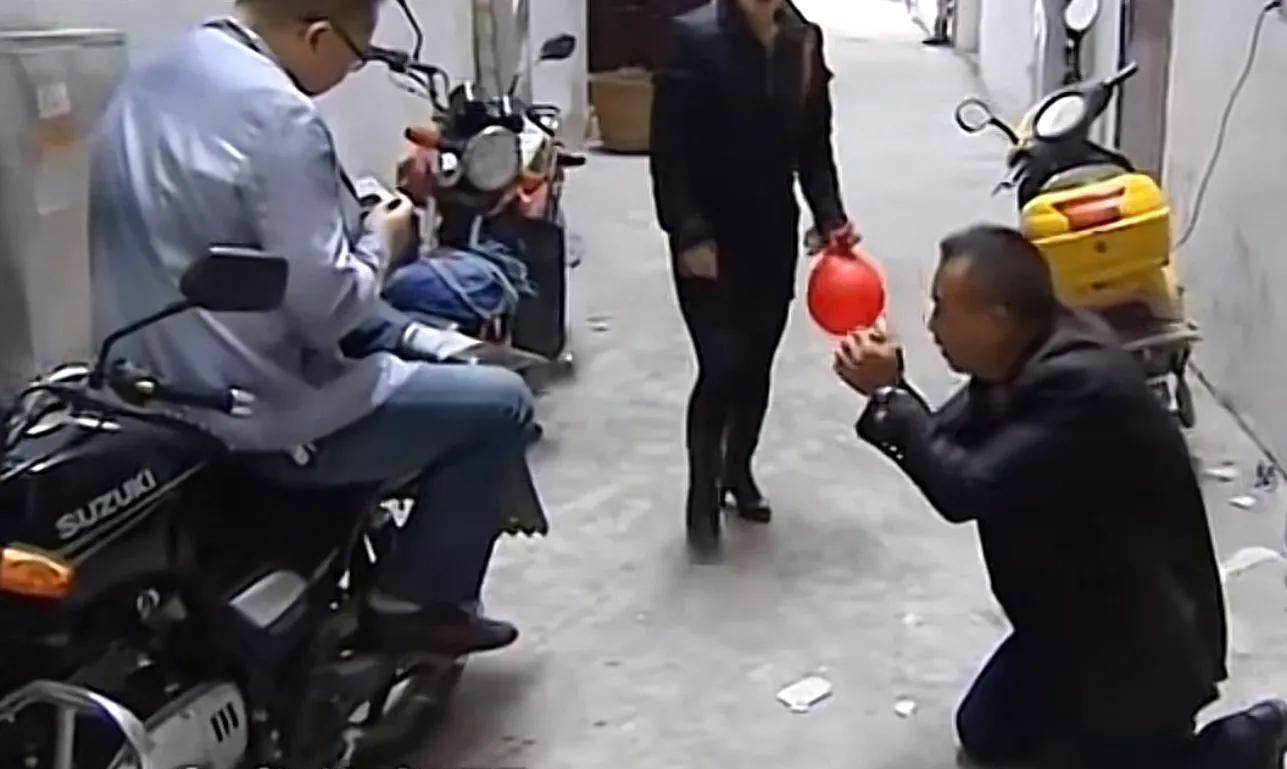 为求儿子帮忙还债,身家百万父亲2次下跪,最终用8万元买断父子情