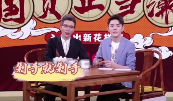 朱广权|朱广权在央视网络春晚秀说唱！打扮帅气头发灰白，紧握拳头好卖力