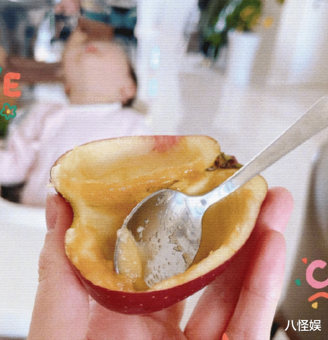 惠若琪|惠若琪一家游玩，9个月女儿蹦床里学走路，老杨温柔注视好暖心