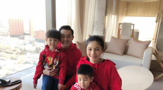 沙溢|沙溢带儿子打篮球减肥,11岁安吉神似刘昊然,兄弟二人如复制粘贴