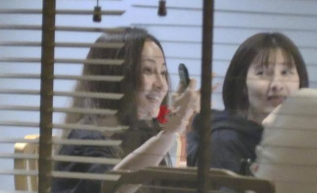 汪小菲|40岁姚笛与好友聚餐,手舞足蹈放飞自我,包房抽烟不顾及形象