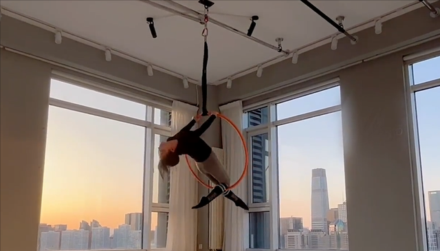 柳岩|柳岩与男友人马路热舞,穿百元毛衣配短裙