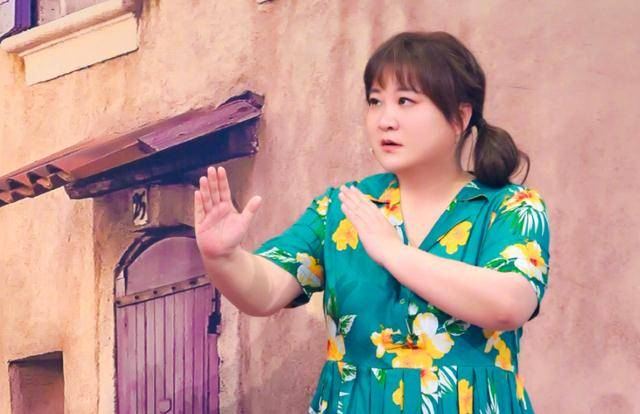 医生|贾玲被曝有新恋情，深夜开百万豪车街边热聊，男方身形比她胖