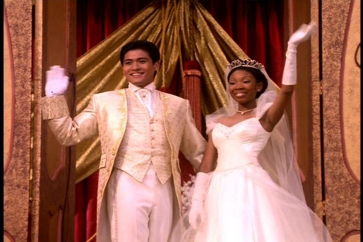 迪士尼|迪士尼24年前让黑人演灰姑娘，服装精美珠宝奢华，就是水晶鞋太丑 。