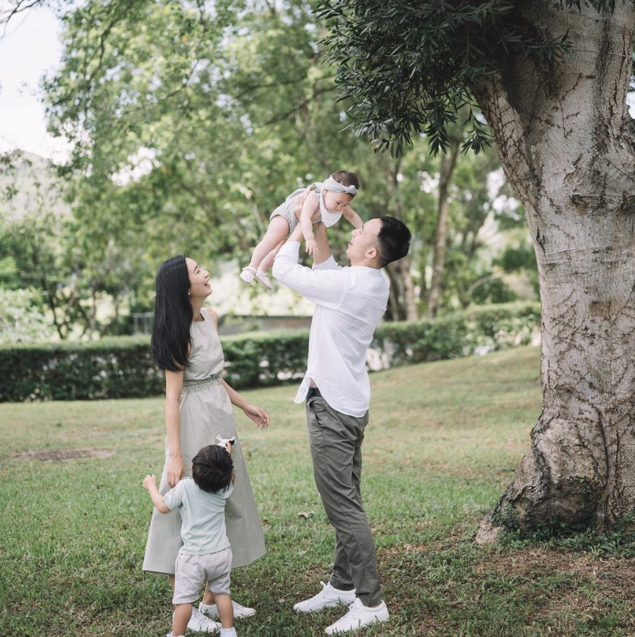 吴雨霏|余文乐前女友吴雨霏官宣三胎出生，怀抱女儿神态温柔，母爱爆棚
