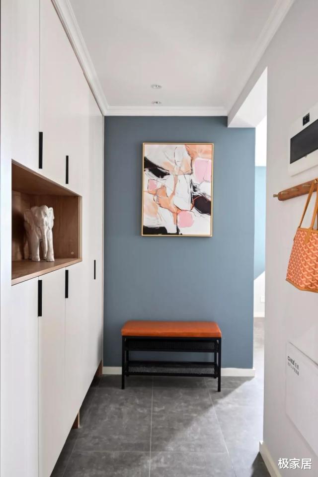 这个家足够令人放松，干净大方，没有电视背景墙却依旧魅力四射