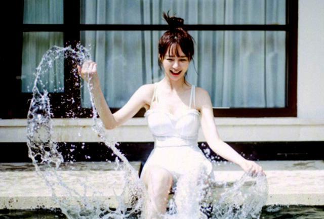 沈梦辰|沈梦辰玩水旧照被翻出,穿露肩装身形傲人,笑容满面略显开心