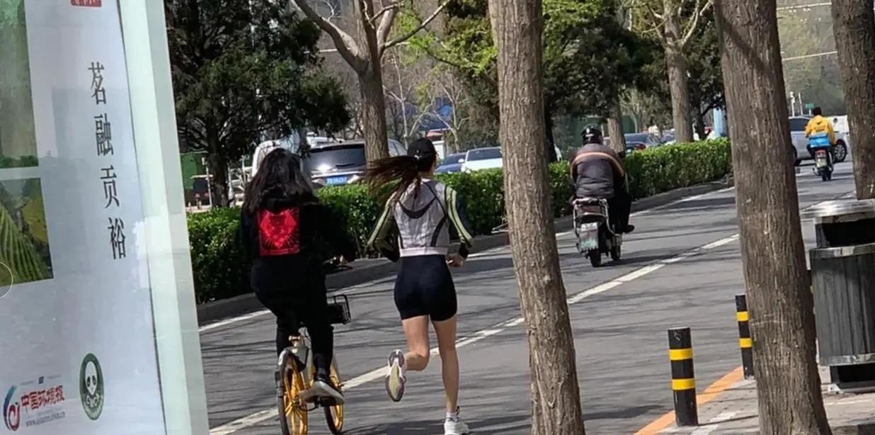 谷爱凌|不愧是女神！谷爱凌暖心举动再受网友好评，弯腰合影，走时还挥手
