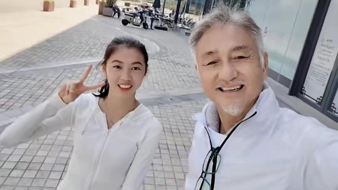 吴岱融|63岁吴岱融内地街头被偶遇，携妻牵手做核酸，头发花白气质仍出众