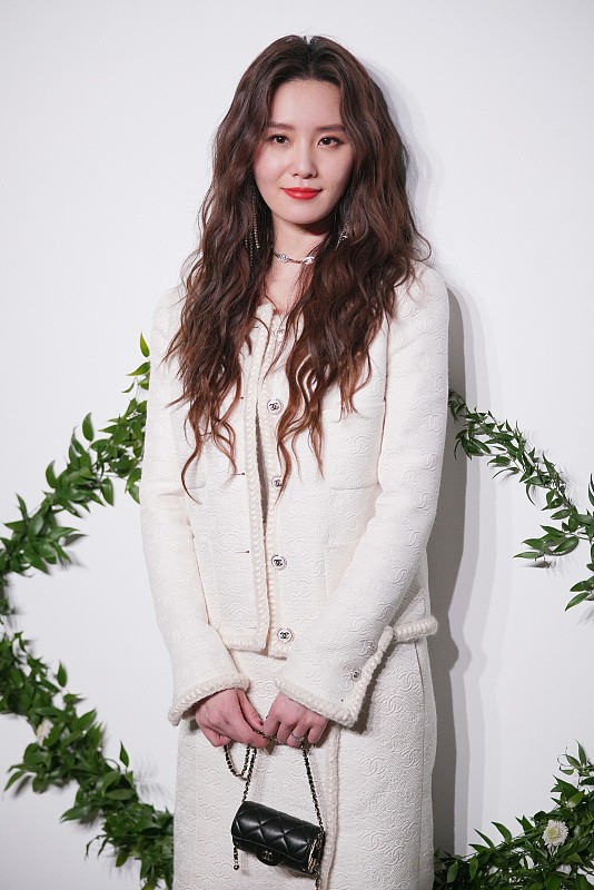 穿衣搭配|刘诗诗的“爆炸头”好个性,小香风穿搭挺温柔,看着好有女人味