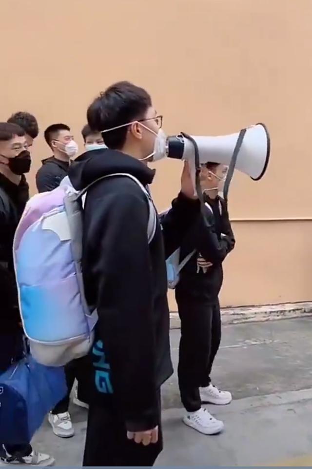 广东男篮|破防！广东卫冕失利回到东莞，数百球迷夹道欢迎，杜锋拿大喇叭致谢