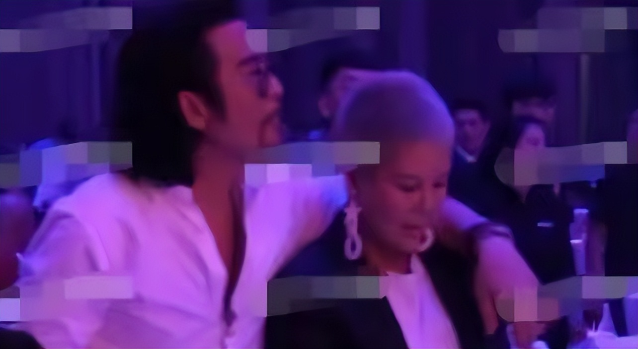 孙兴 58岁孙兴曝新恋情！与粉色寸头富婆互动亲密，离婚前曾当众热吻