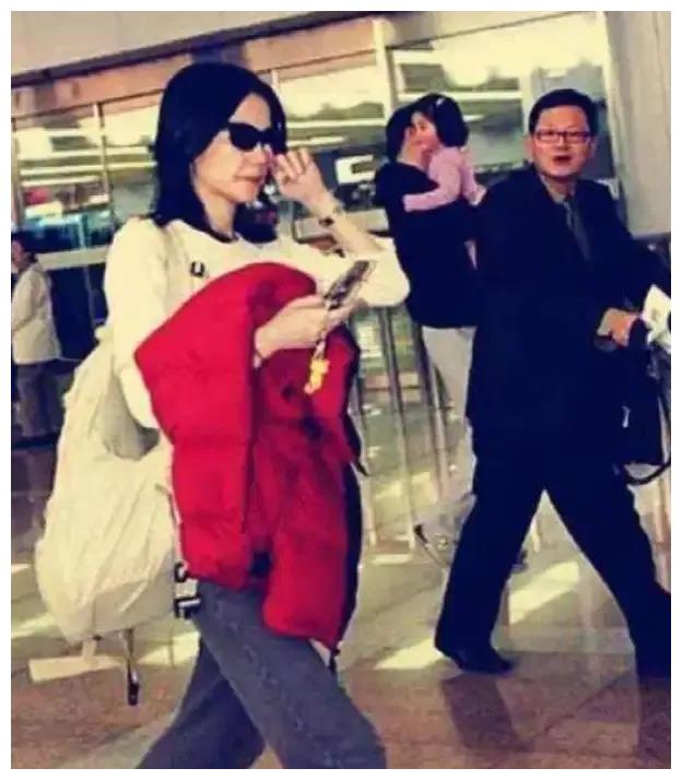 王菲近况：疑与谢霆锋分手 聚餐时情绪失控，突然离场掩面而泣