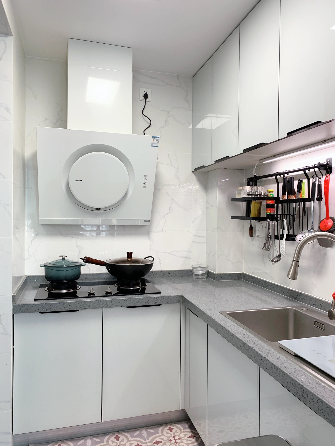 高级感满满的新房，简单装修不装吊灯和吊顶，是年轻人的最爱