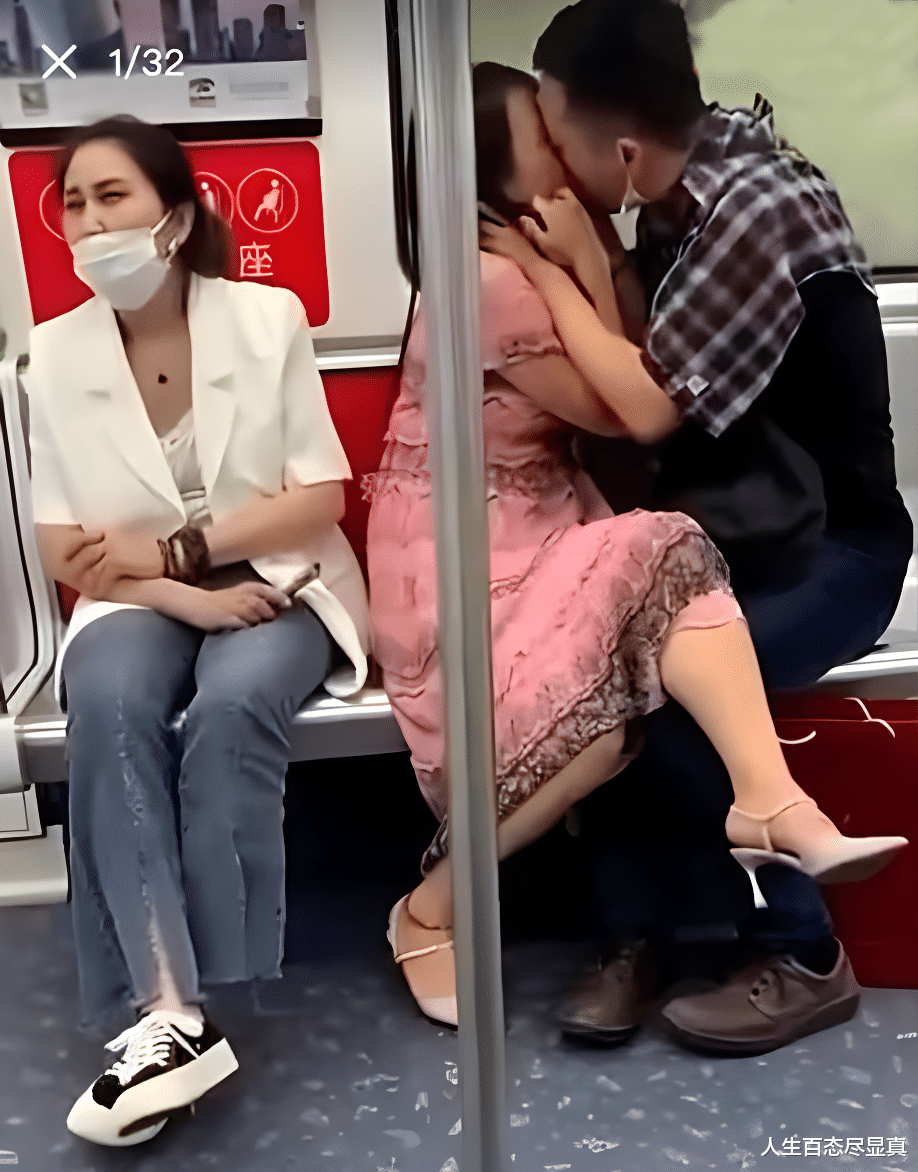大姐坐地铁起鸡皮疙瘩,中年夫妻情不自禁,女子捂着脸欲拒还迎