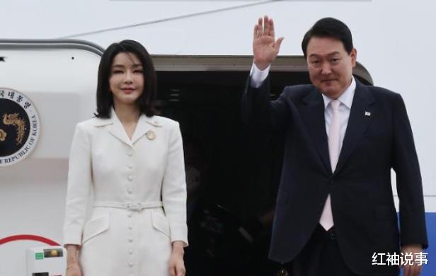 韩国 韩国第一夫人首次外访,一袭白裙仙气飘飘,比韩剧女主角都惊艳