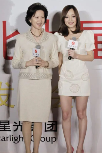 李小璐妈妈不愧是最美女星,65岁穿套裙气质太高贵,比女儿美太多