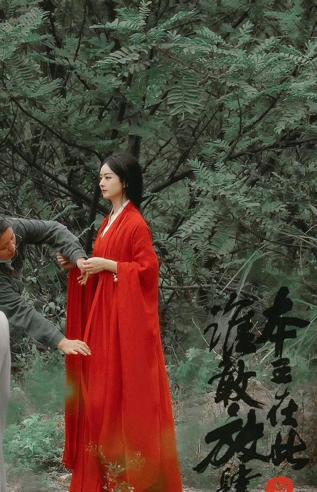 赵丽颖|《与凤行》饭拍:赵丽颖手戴“葫芦”,红衣造型显邪魅