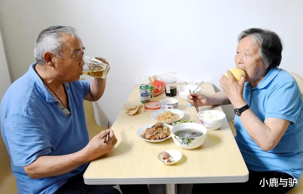 68岁大爷疯狂追求52岁漂亮阿姨:我有钱有房,配她绰绰有余