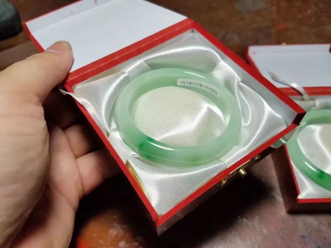 翡翠|惊艳世人!9000入手一块莫湾基场口的翡翠料子,起货精美带色手镯!