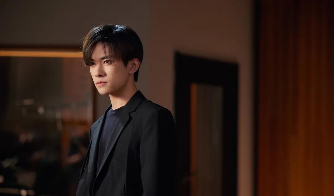 易烊千玺|易烊千玺恋情曝光？白敬亭拿下《开端》电影？AB教主重归旧好？