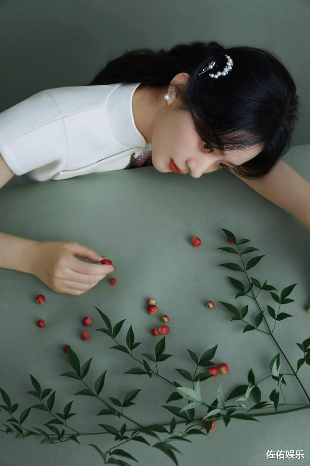 赵丽颖|赵丽颖晒照甜美似少女,身材窈窕惹人羡,将展示歌喉受期待