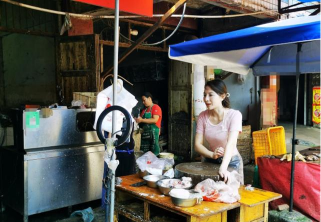 抖音|?“卖鱼女”因高颜值网络爆红 当事人:为增收做直播 背后无团队