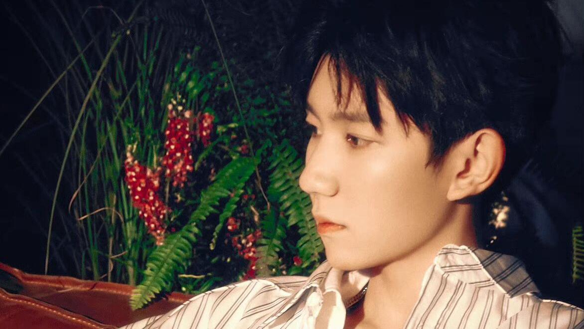 王源|王源说时间尽头会有流萤的，遗憾后凌晨上线安慰粉丝，为她们撑伞