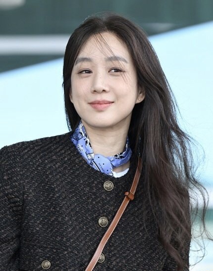 郑丽媛|微笑女王郑丽媛机场照状态回春，41岁仿佛又回到了《金三顺》时期