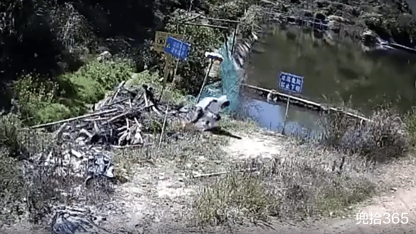 监控视频|男子野钓鱼竿意外触碰高压线,两秒钟被电倒,监控记录下整个过程