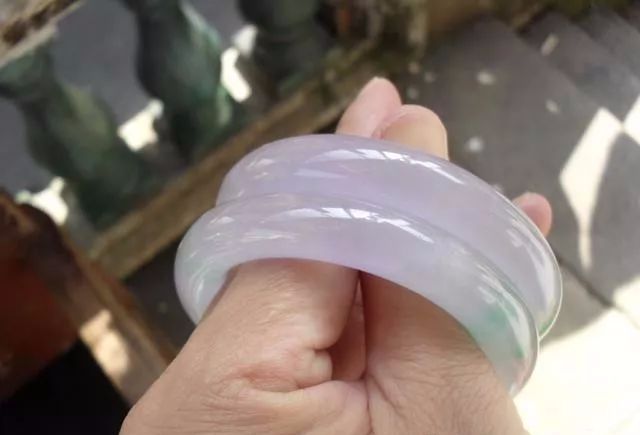 翡翠|缅商送来块翡翠原石，价值10万种水很诱人，切开后如何？