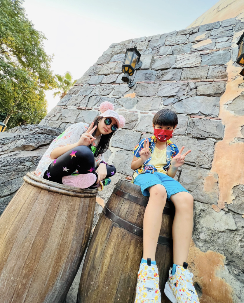 吴尊|吴尊晒与刘畊宏游迪士尼,9人同行阵仗大,小泡芙NeiNei长大不少