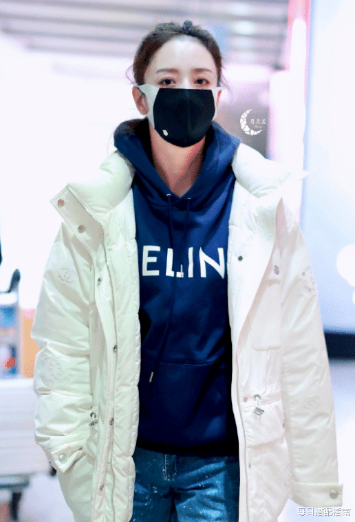 佟丽娅|38岁佟丽娅越穿越保守了，卫衣叠穿羽绒服，造型看着就很保暖