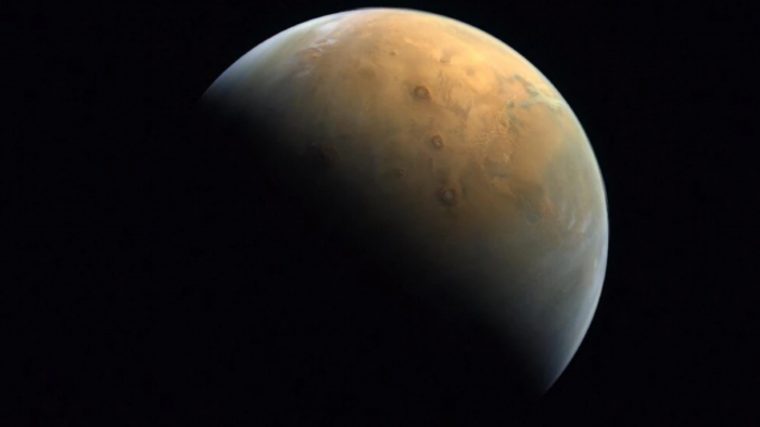NASA分享从火星角度拍下的日食