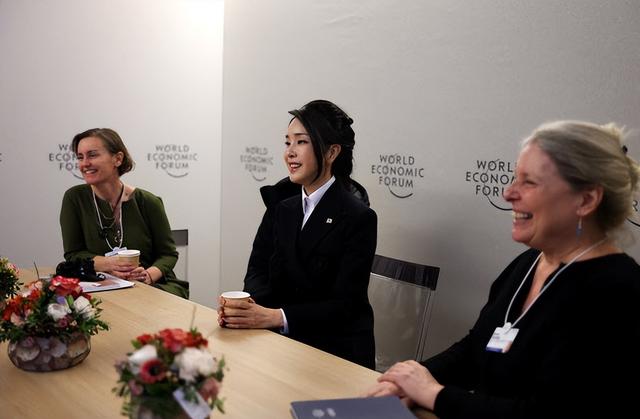 美甲 韩国夫人在瑞士达沃斯继续出风头！换成白西装像霸总，轻松成焦点