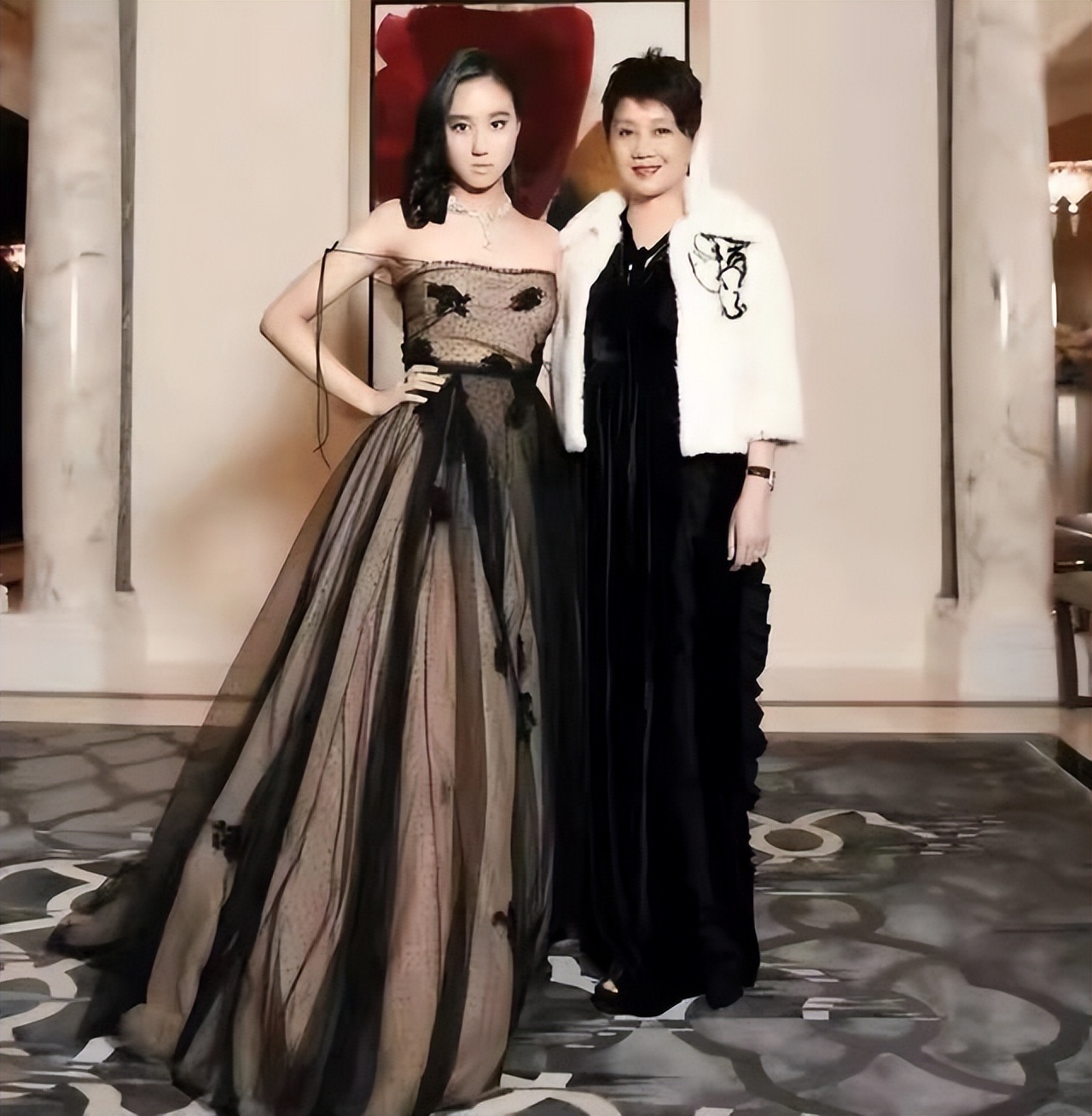 何超欣|“天选之女”何超欣：赌王最宠爱的女儿，活成了传统大家闺秀的模样