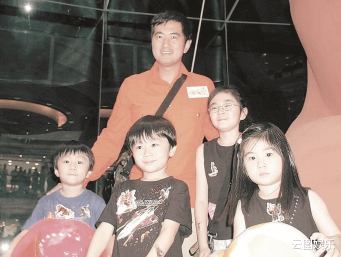 邓梓峰豪宅内景曝光，装修简约有格调，家族资产20亿却开27年旧车