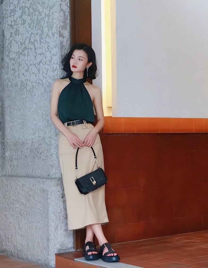 穿凉鞋的季节又到了，什么凉鞋配什么下装，穿对了“整容级”好看