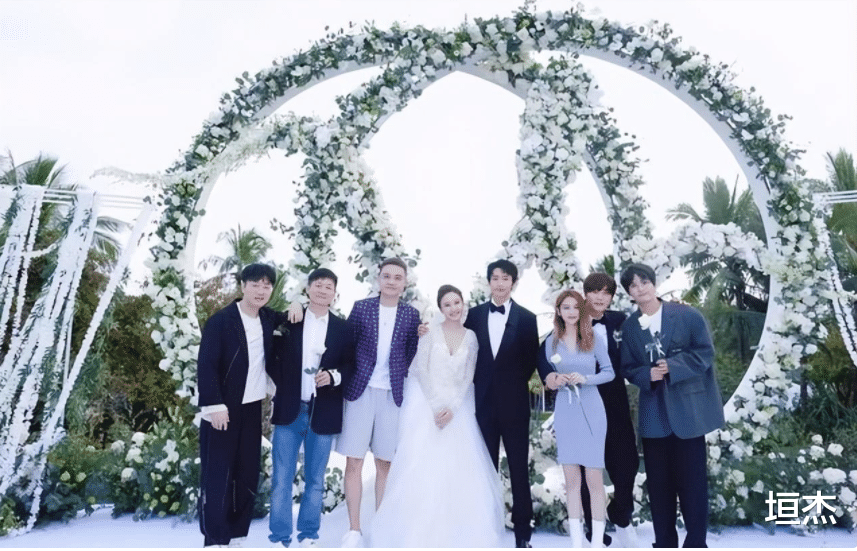 李易峰|中秋节娱乐圈真热闹!嫖娼、快男开撕、被猥亵等,大瓜还在继续