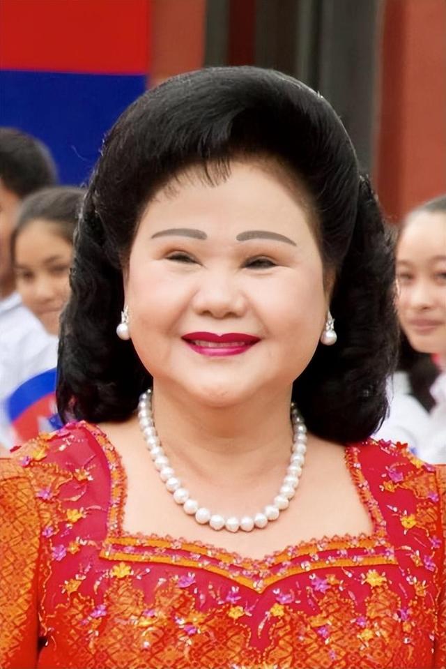 柬埔寨第一夫人:肤白如雪,脸庞圆润有旺夫相,结婚47年情比金坚 - 国际