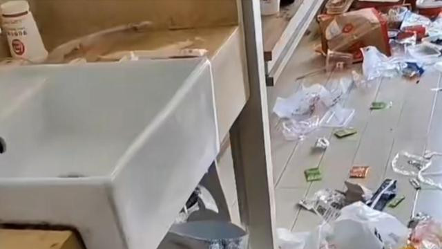 纪实：江苏一女主播退租，丝袜贴身衣物遍地扔，还有一柜子道具