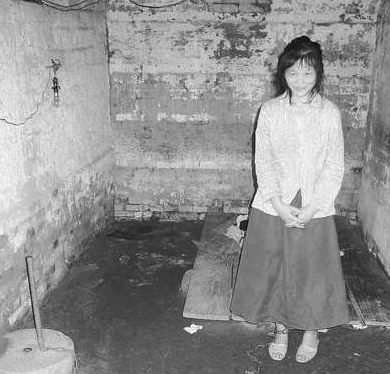 1995年,四川女大学生被120元卖给山村老汉,2人跟牲口住了17年