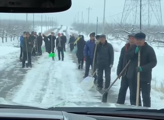 陕西司机回村路上遇几十人铲雪，见车来“夹道欢迎”，满满压迫感
