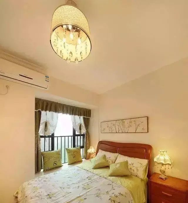 新房刚入住,朋友上门来参观,走进客厅一看都夸太漂亮了!