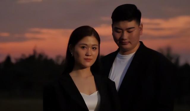 陈萌|大衣哥儿媳妇晒孕妇照,朱小伟亲吻妻子孕肚,陈萌侧脸很像陈亚男