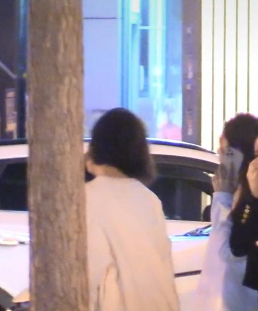 巩俐|乔欣深夜买醉？与朋友路边疯狂“摇头”，网友：有代言